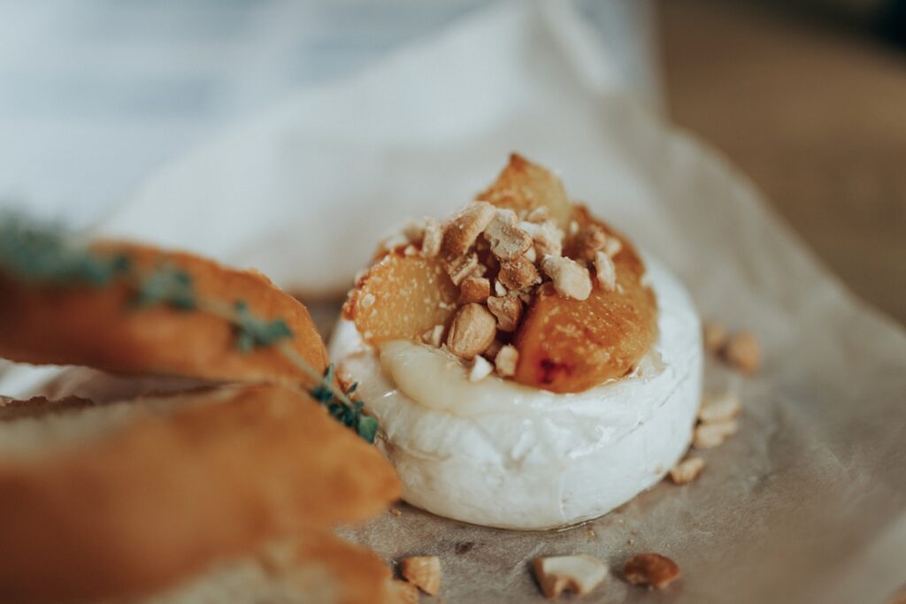 Camembert rôti au four : l’astuce gourmande pour un apéritif fondant et convivial
